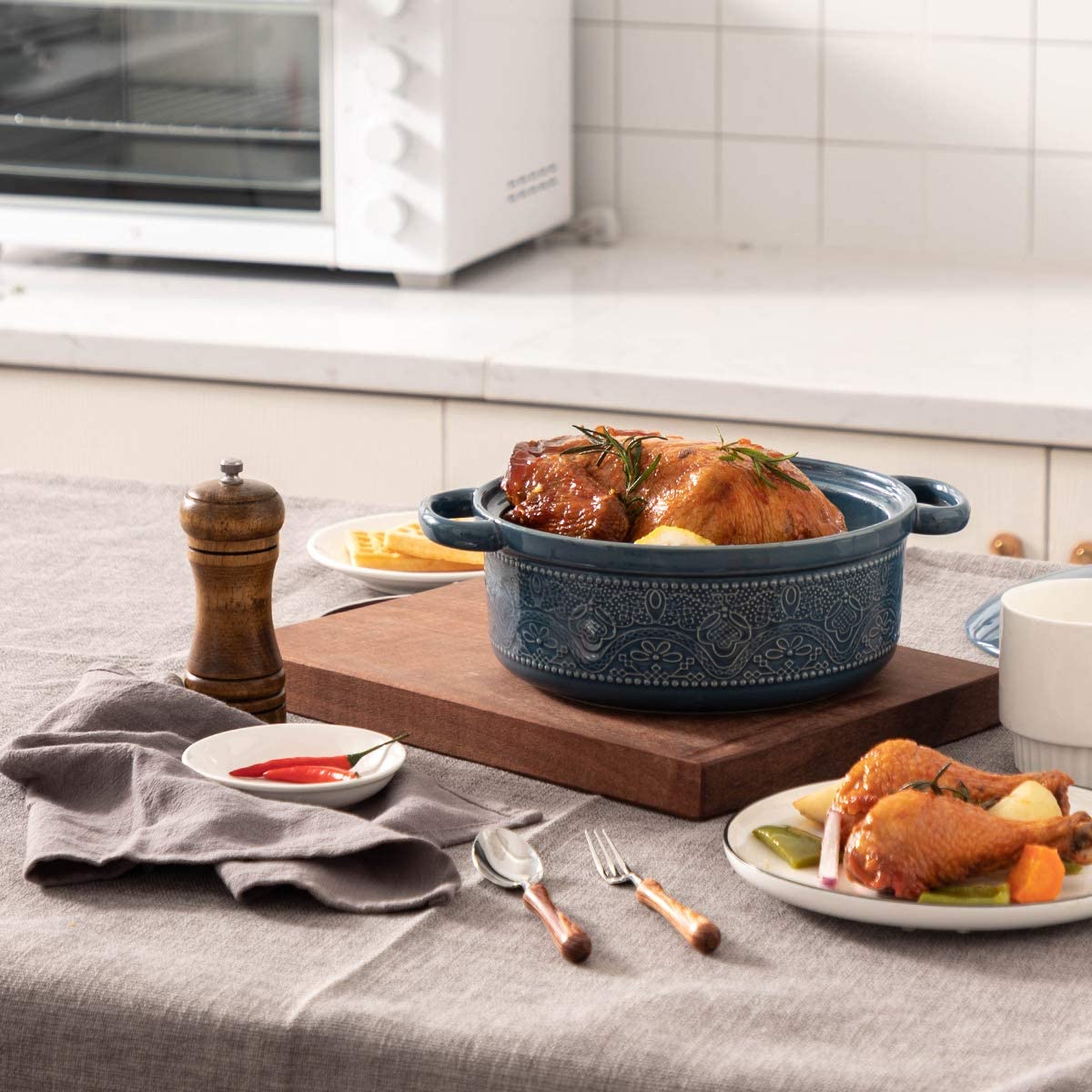 Casserole Dish, 2 Quart Round Ceramic Bakeware with Cover, Lace Emboss Baking Dish for Dinner, Banquet and Party (Blue)