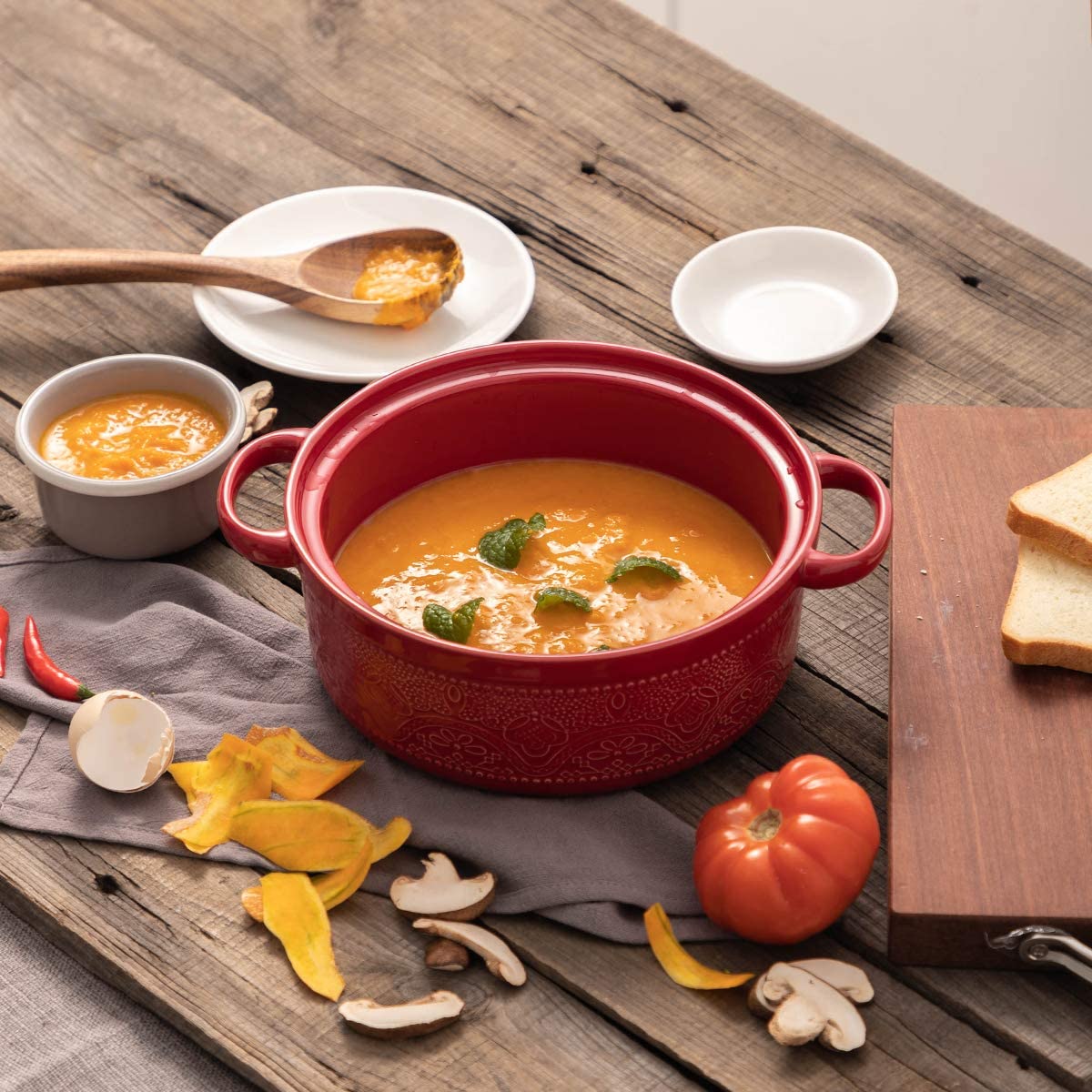 Casserole Dish, 2 Quart Round Ceramic Bakeware with Cover, Lace Emboss Baking Dish for Dinner, Banquet and Party (Red)